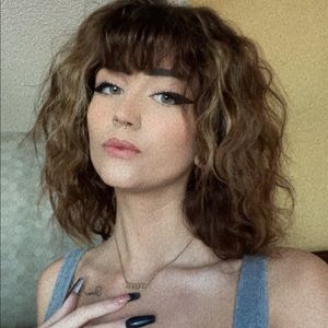 Meet your Posher, Izz